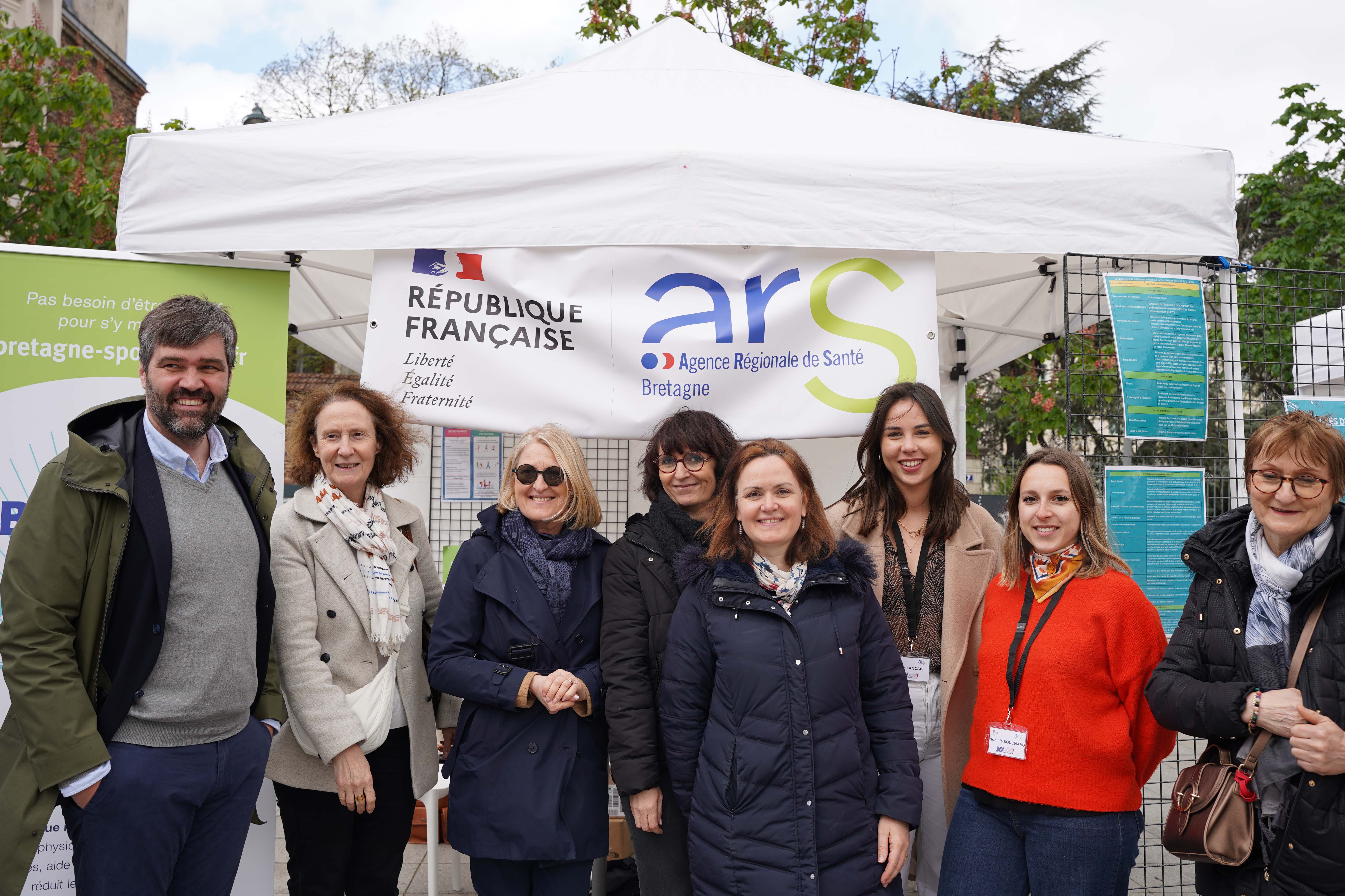 Les membres de la promotion et prévention de la santé devant le stand de l'ARS