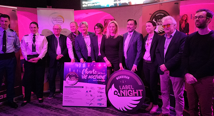 Photo des signataires dans le cadre de la labellisation des établissements de nuit et de la charte de la vie nocturne du Morbihan