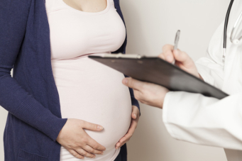 Femme enceinte en consultation 